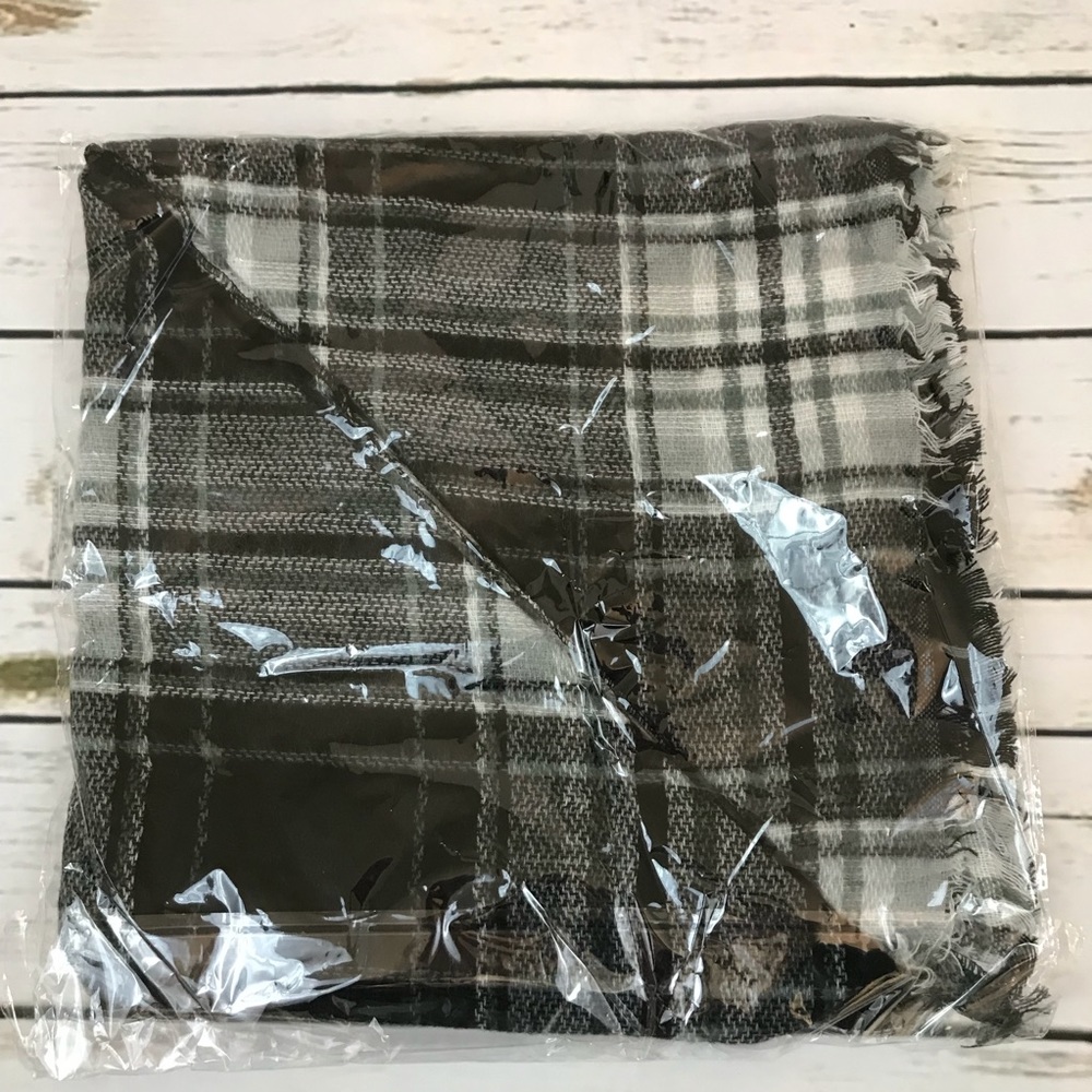 🚫Sold🚫Black and Grey Plaid Fringed Tartan Scarf - Picture 6 of 6